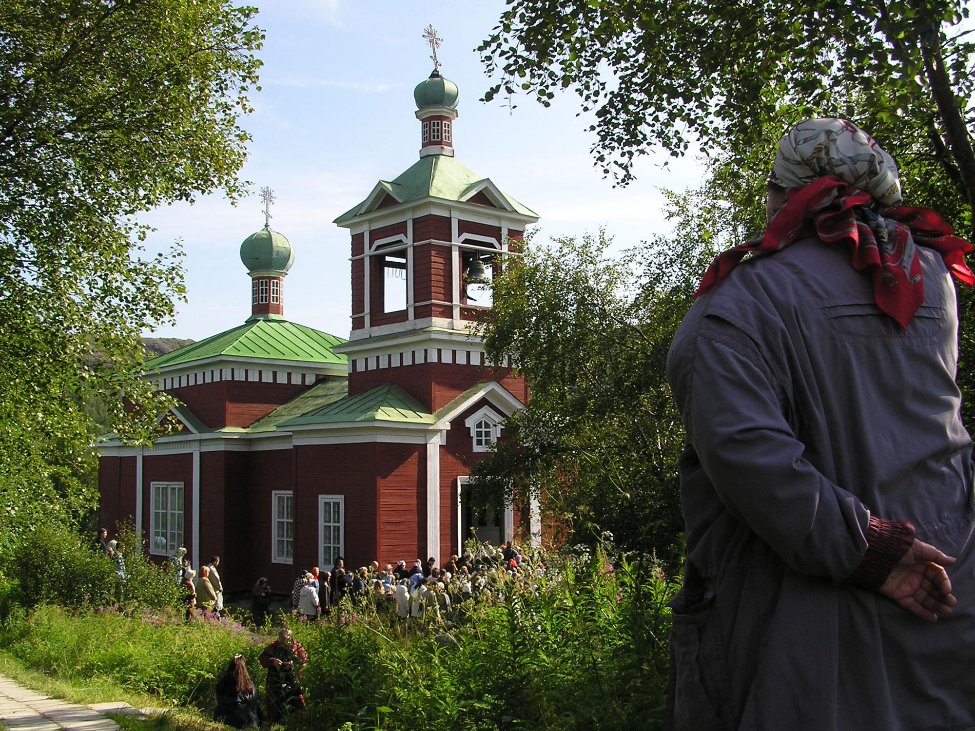 “Here starts a hostile and unfriendly world.” Top Murmansk clergyman Mitrofan visits Boris and Gleb Church on border to Norway