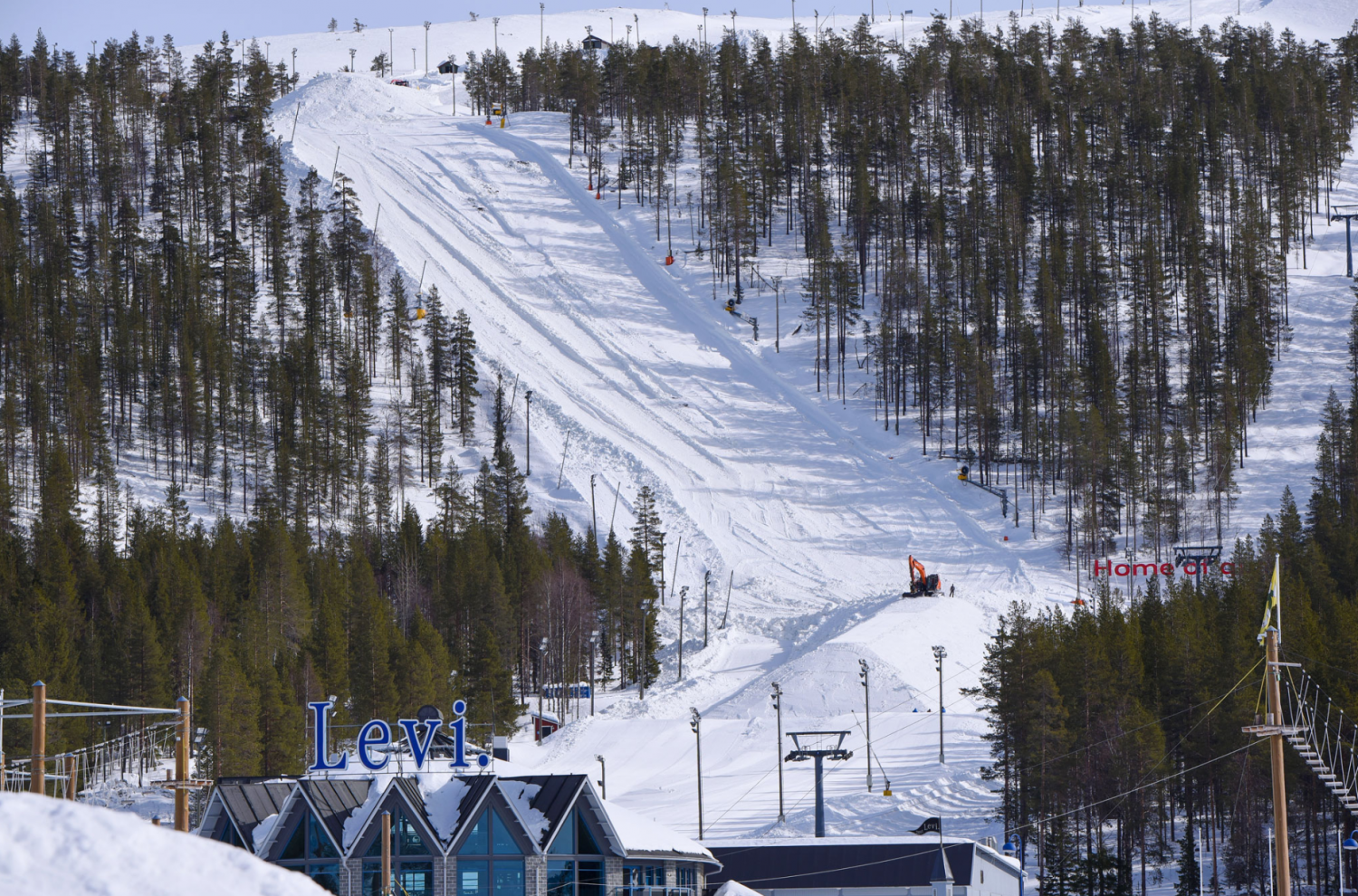 tidligere Herre venlig Senator Corona closure triggers creative approach at Levi ski-resort, preserves  snow for record early opening of next season | The Independent Barents  Observer
