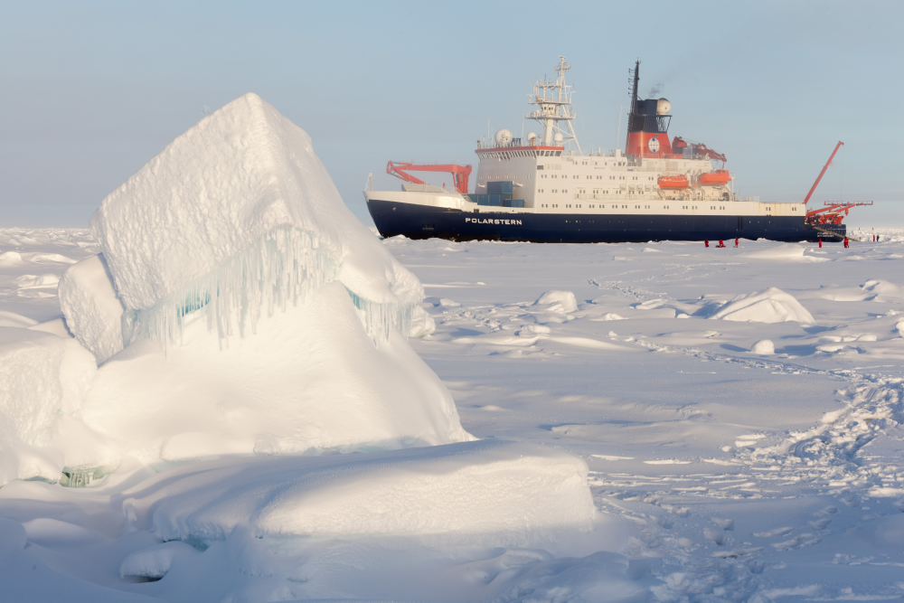 Deutscher Eisbrecher begibt sich auf eine Forschungsexpedition, um Eis in der Arktis zu finden
